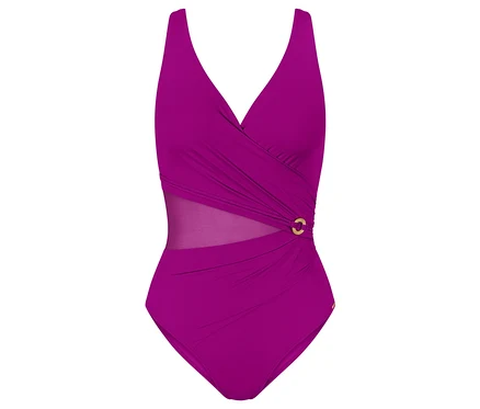 Magenta Badeanzug mit V-Ausschnitt und geraffter Taille, mit einem Mesh-Einsatz an der Seite, zusammengehalten durch einen goldenen Ring.
