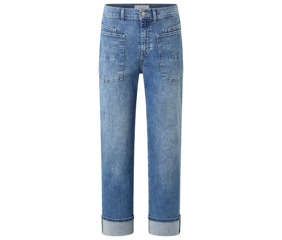 Hellblaue Jeans mit aufgerollten Säumen und aufgesetzten Taschen.