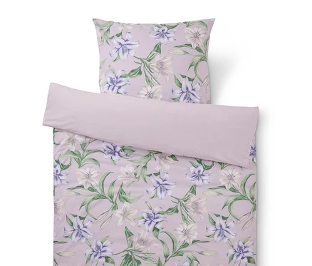 Lila Bettwäsche mit Lilienmuster, bestehend aus Kissen- und Deckenbezug.