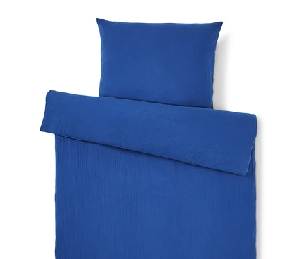 Blaues Bettwäsche-Set mit Kopfkissen und Bettbezug, Draufsicht.