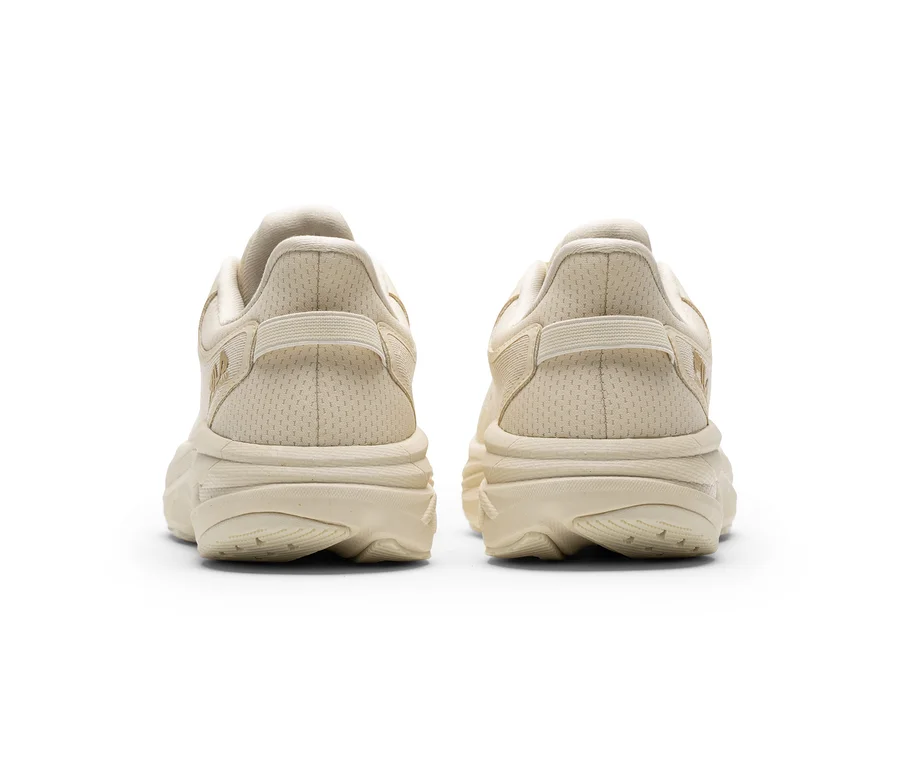 Zwei hellbeige Sneaker, von hinten gesehen, mit dicken Sohlen und strukturiertem Obermaterial.