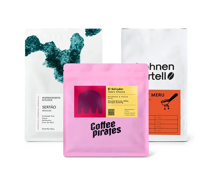 Drei Packungen Espresso Probierpaket "3-Länder Kaffeeset" mit je 250 g ganzen Bohnen stehen aufrecht.