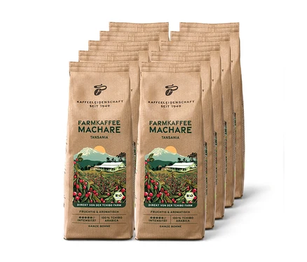 Zehn braune Packungen Farmkaffee Machare - 10 x 500 g Ganze Bohne aus Tansania, mit einer Abbildung einer Kaffeeplantage.