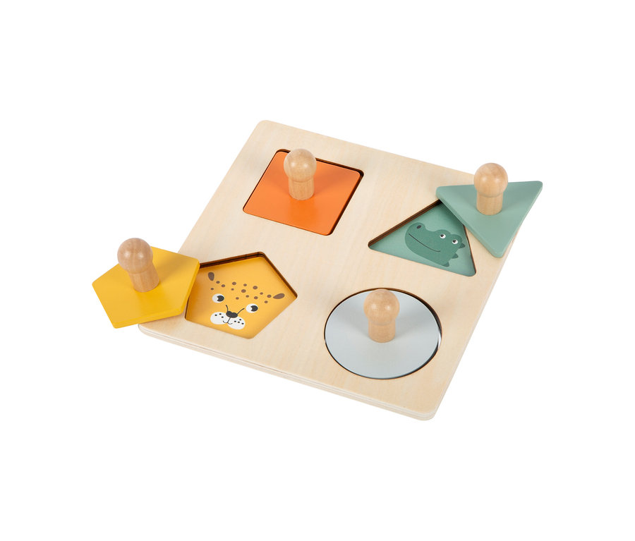 Hölzernes Steckpuzzle small foot Montessori-Bundle 3 mit vier bunten Formen: ein orangefarbenes Quadrat und ein hellblauer Kreis stecken in ihren Aussparungen. Ein gelbes Fünfeck und ein hellgrünes Dreieck liegen neben ihren Aussparungen, wobei ein Leopardenkopf in der Fünfeck-Aussparung und ein Krokodilgesicht in der Dreieck-Aussparung sichtbar sind. Alle Formen haben Holzknöpfe.
