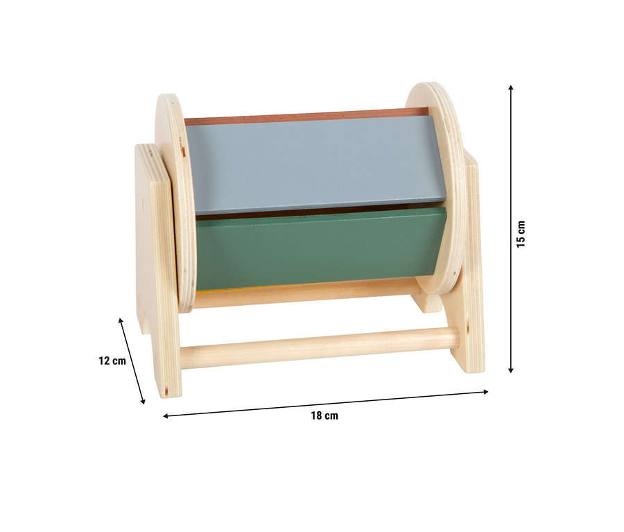 Ein Holzspielzeug mit drei drehbaren Paneelen in Braun, Hellblau und Dunkelgrün, 15 cm hoch, 18 cm breit und 12 cm tief.