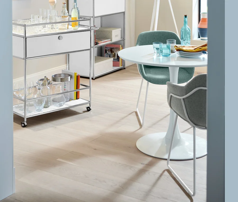 Interieur mit Design-Tisch, Barwagen Metall »CN3« mit Schublade, weiß, Hohes Regal Metall »CN3« mit Klappenfach, weiß, und Stuhl gepolstert, mit Metallgestell.