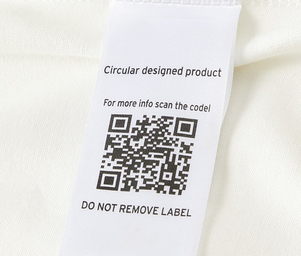 Detailansicht eines 5er-Packs Baby-Bodys mit Mitwachsfunktion, Etikett mit QR-Code.