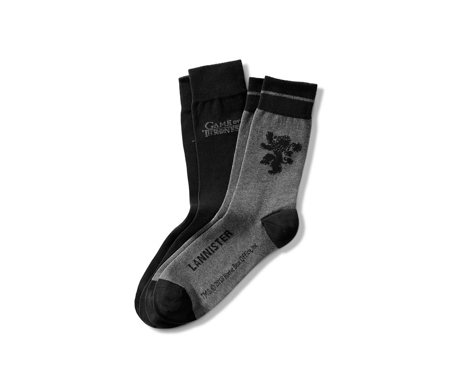 Zwei Paar »Game of Thrones« Socken. Ein Paar ist schwarz mit der Aufschrift »Game of Thrones«. Das andere Paar ist grau mit dem Lannister-Wappen.