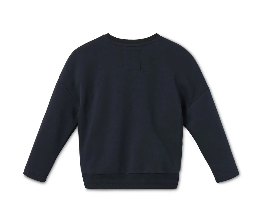 Dunkelblaues Sweatshirt.