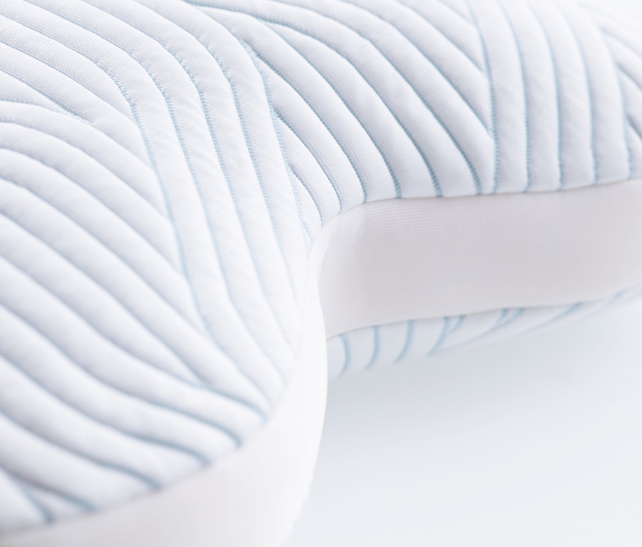 Detailansicht eines TEMPUR® All-Around SmartCool™ Kissens mit blauen Wellenlinien auf weißem Grund.