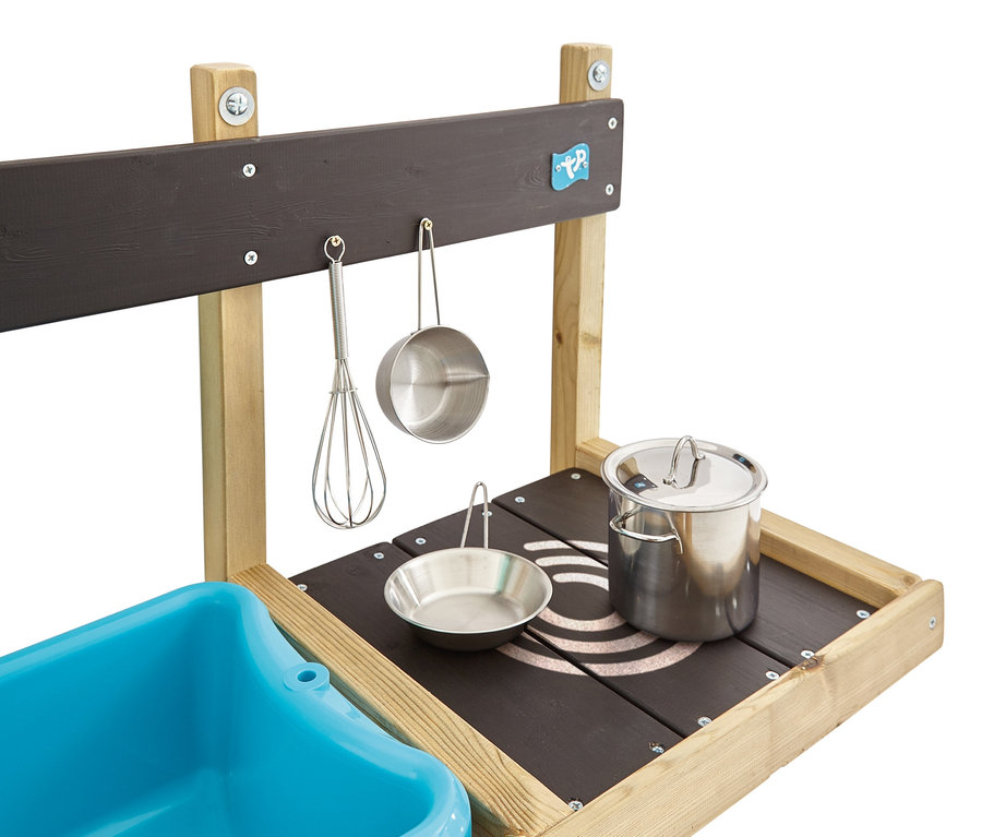 Detailaufnahme einer Anbau-Holz-Kinderspielküche »Deluxe« mit blauem Waschbecken und Kochutensilien.