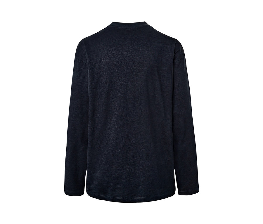 Detailansicht der Rückseite eines dunkelblauen Langarmshirts.