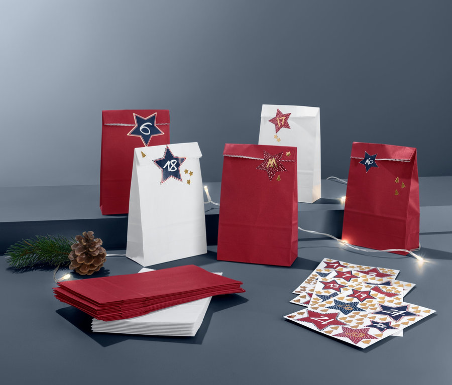 Rote und weiße Geschenktüten mit Zahlen und Sternen, Adventskalender-und-Geschenktüten-Set.