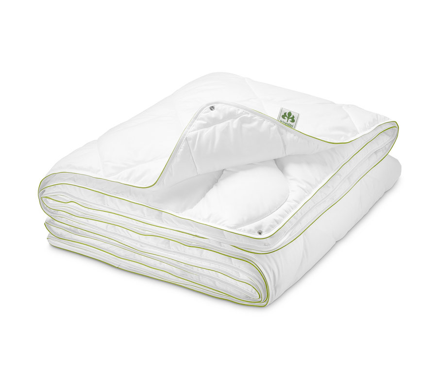 Gefaltete, weiße irisette® greenline 4-Jahreszeiten-Steppbett mit grüner Bordüre.