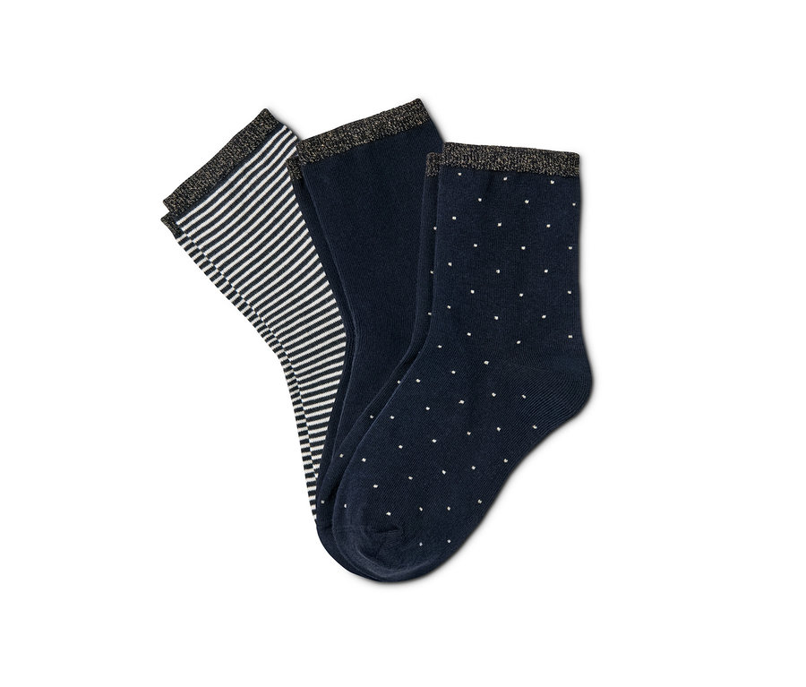 Drei Paar Socken im 3er-Pack auf weißem Hintergrund.