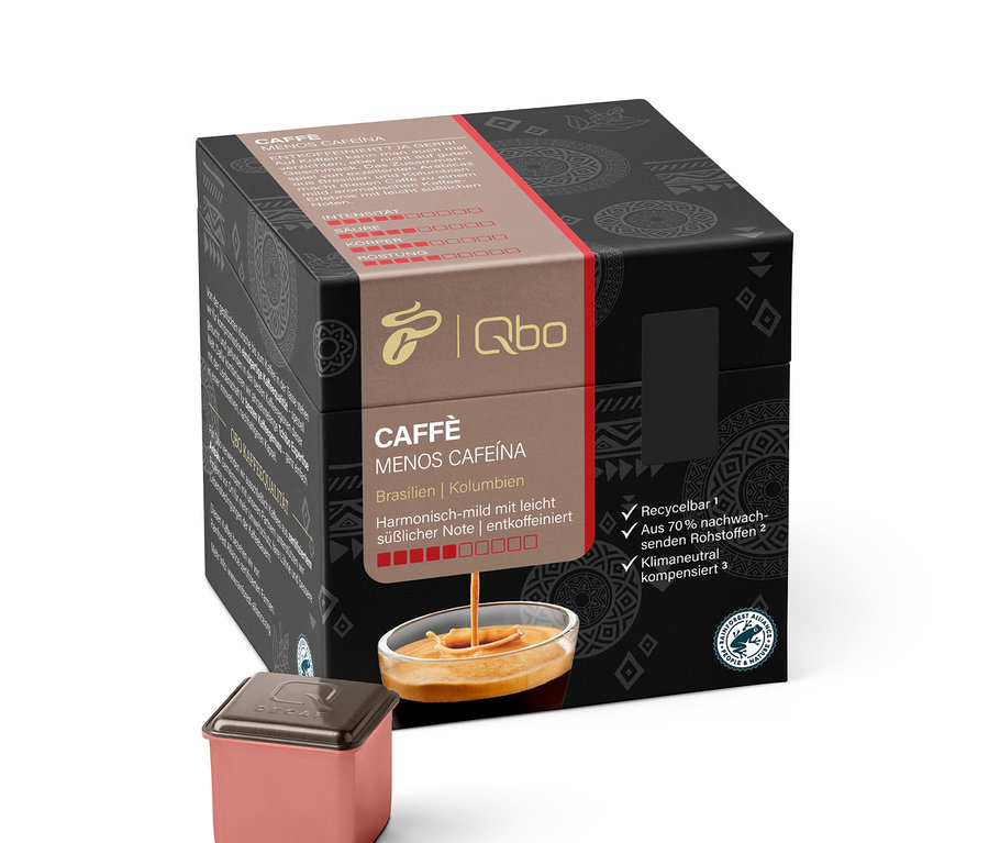 Eine Qbo Caffè MENOS CAFEÍNA Kapsel und eine geöffnete Packung mit 27 entkoffeinierten Kapseln sind zu sehen.