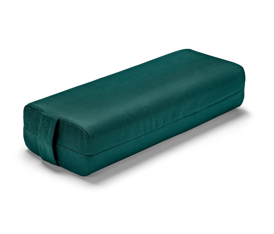 Ein rechteckiger, dunkelgrüner Yoga-Bolster.