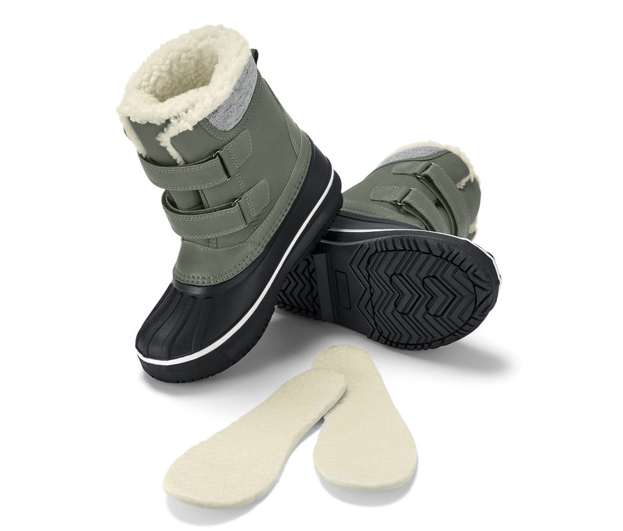 Grüne Kinder-Allwetterstiefel mit Einlegesohlen, ein Stiefel steht, der andere liegt auf der Seite.