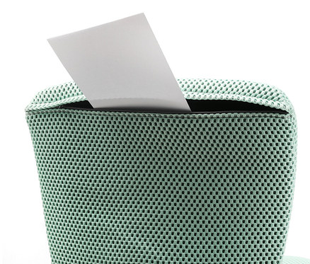 Ein weißes Blatt Papier steckt im mintfarbenen Topstar Sitness »Home S'cool«.