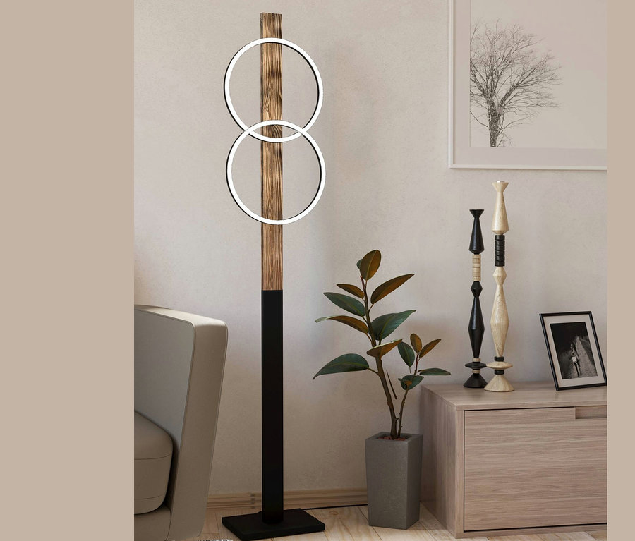 Wohnzimmer mit Eglo LED-Stehleuchte »Boyal«, Zimmerpflanze und Dekorationen auf einem Schrank.