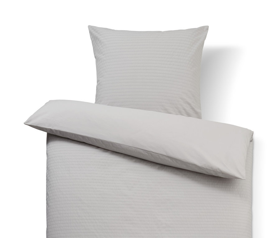 Beige Bettwäsche: Bettbezug, Kissen und kleines Kissen.
