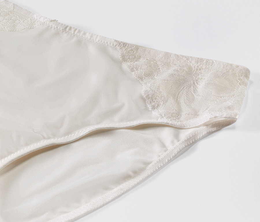 Detailansicht von 2 Slips, creme, mit Spitze.