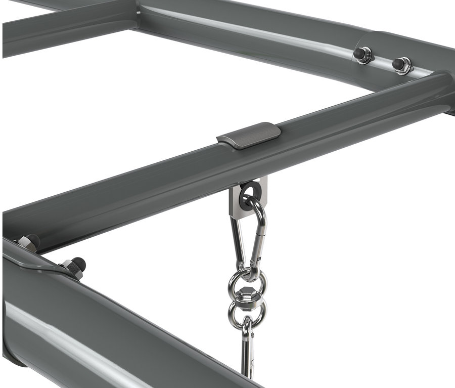 Detail einer grauen EXIT Monkeybar »MB330« Konstruktion mit Stahlverbindungen und Karabiner.