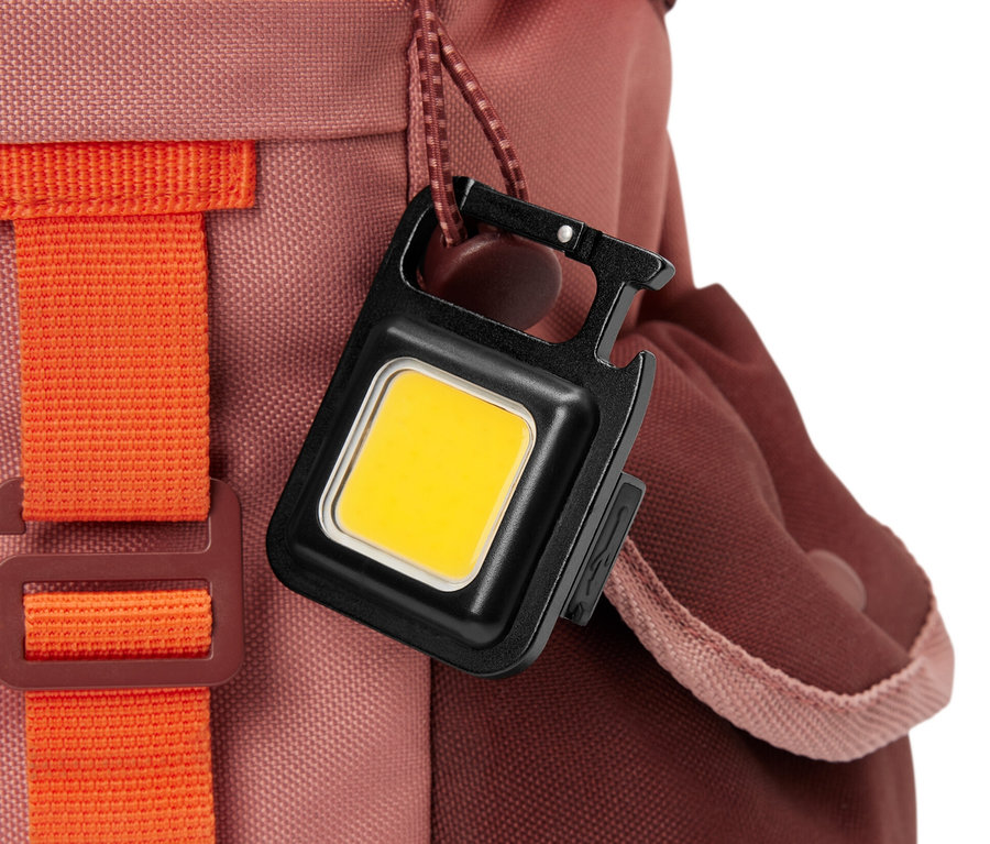 Ein Multifunktions-Licht hängt an einem Rucksack.