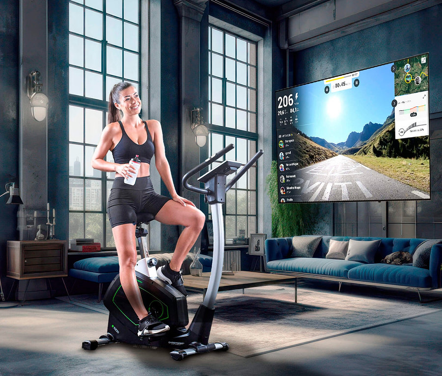 Frau hält eine Wasserflasche und trainiert auf dem Christopeit Sport-Eco-Heimtrainer-Ergometer »EMT 2400«.
