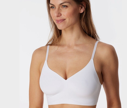 Frau trägt weißen SCHIESSER Invisible Bustier mit Pads.