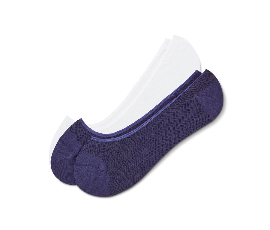 Zwei Paar Sneaker-Füßlinge: ein Paar dunkelblau gemustert, ein Paar weiß.