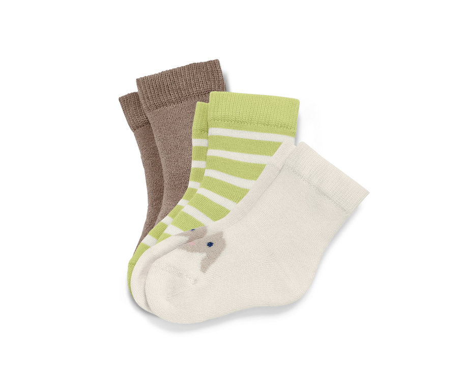 Drei Paar Babysocken: braun, grün-weiß gestreift und cremefarben mit Kaninchen.