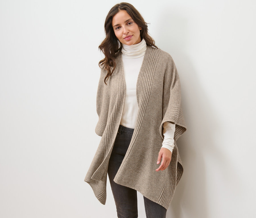 Frau trägt ein Strick-Cape.