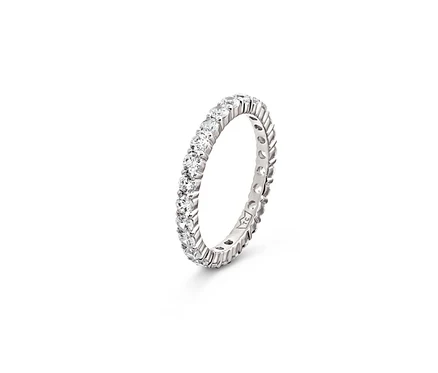 Nahaufnahme eines 925 Silber Rings Memory mit kleinen, klaren Steinen.
