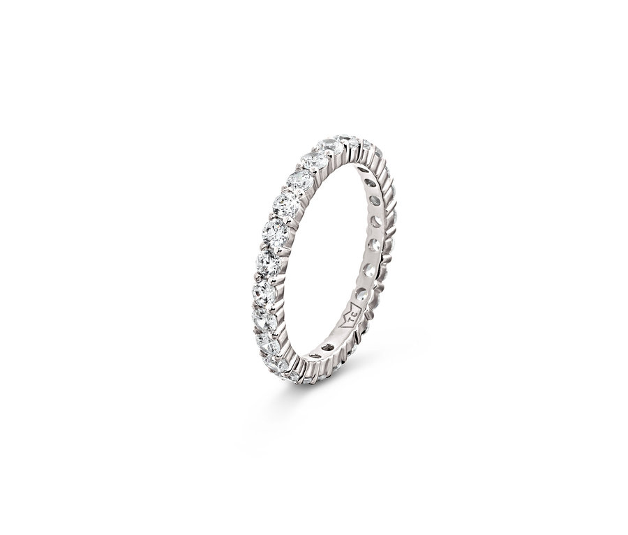 Nahaufnahme eines 925 Silber Rings Memory mit kleinen, klaren Steinen.