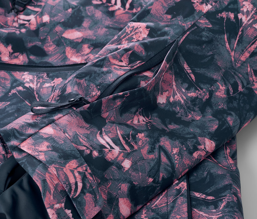 Detail einer Halfzip-Skijacke mit Alloverprint.