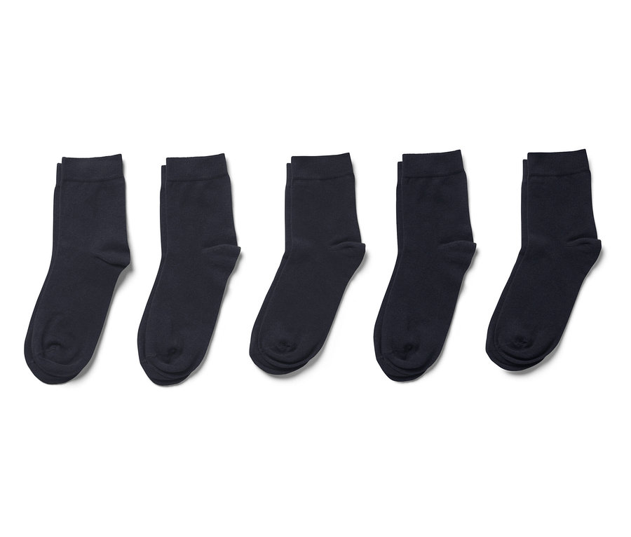 Fünf Paar marineblaue Socken auf weißem Hintergrund.