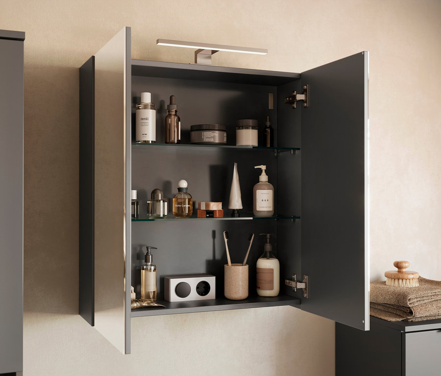 Offener Spiegelschrank mit Kosmetika.