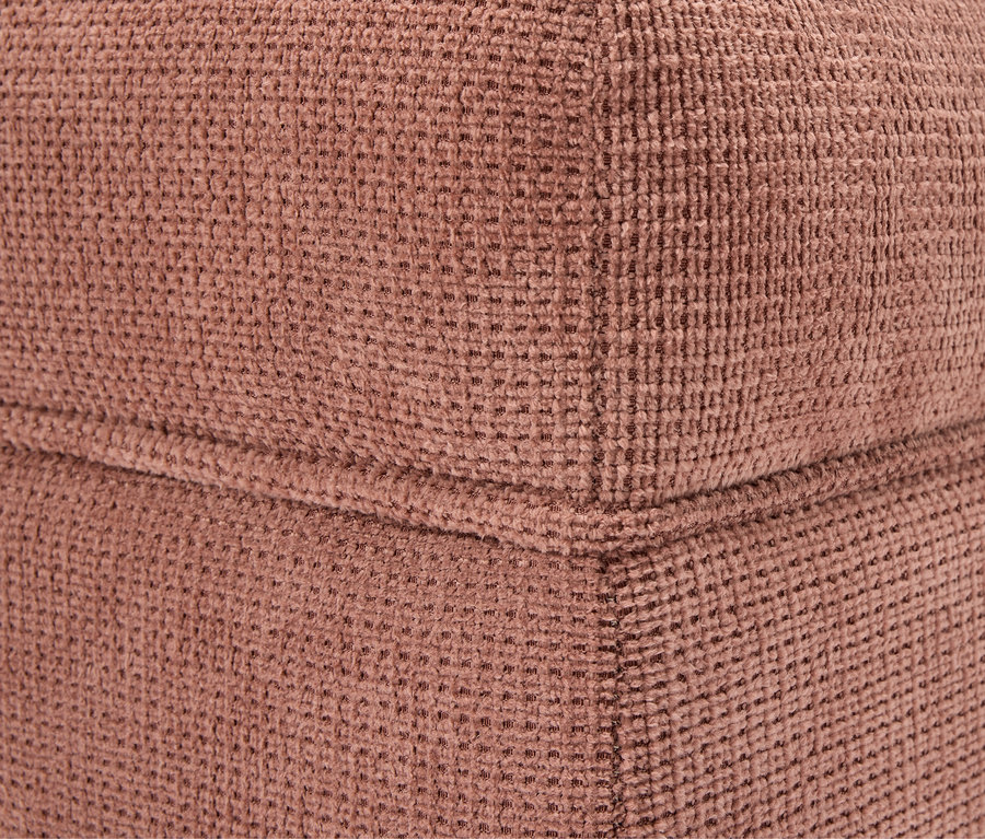Detail einer Ecke eines braunen Stoffwürfels.