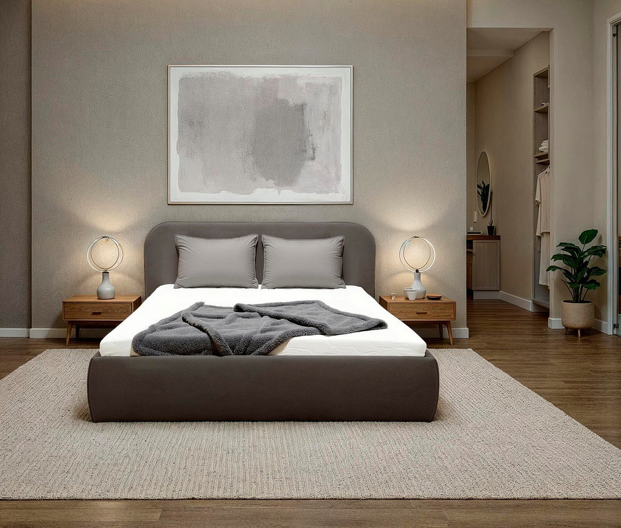 Schlafzimmer mit einem grauen Bett, grauen Kissen und einer grauen Decke auf einem weißen Bettlaken. Über dem Bett hängt ein Bild.