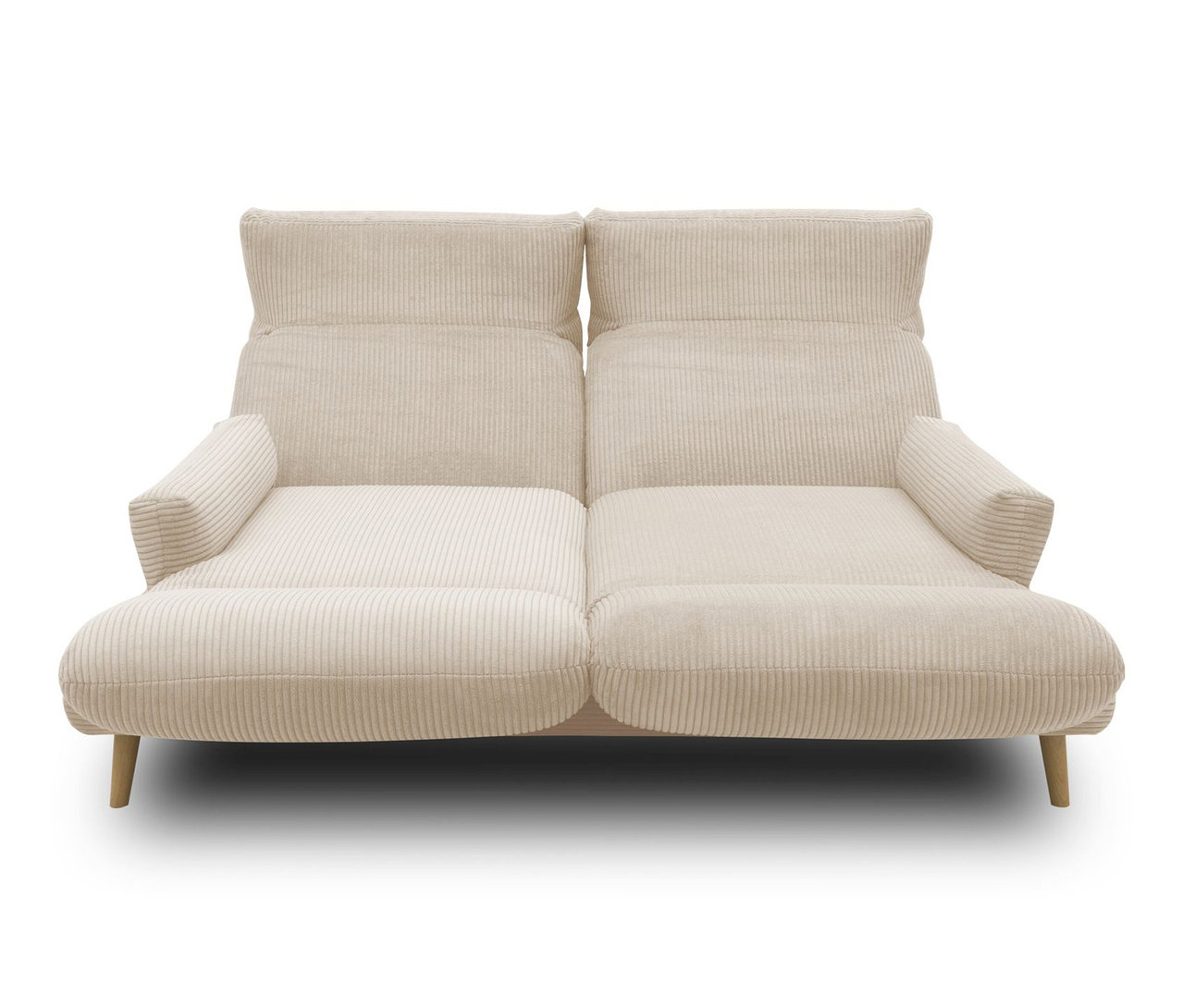 Ein cremefarbenes, drehbares DOMO 2-Sitzer Sofa »FuAR« mit Armlehnen und Holzfüßen.