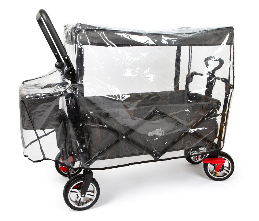 Ein schwarzer small foot Bollerwagen mit roten Rädern, Dach und durchsichtigem Regencover.