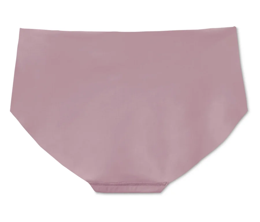 Helle lila Damenunterhose auf weißem Hintergrund.