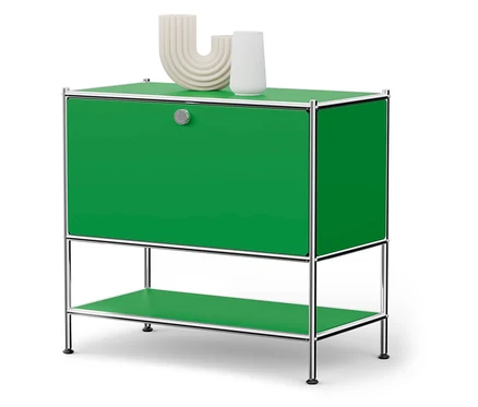 Grüner Schrank mit Chromrahmen und zwei weißen Vasen oben drauf.