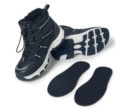 Marineblaue Winterstiefel mit weißer Sohle und zwei marineblaue Schuheinlagen.