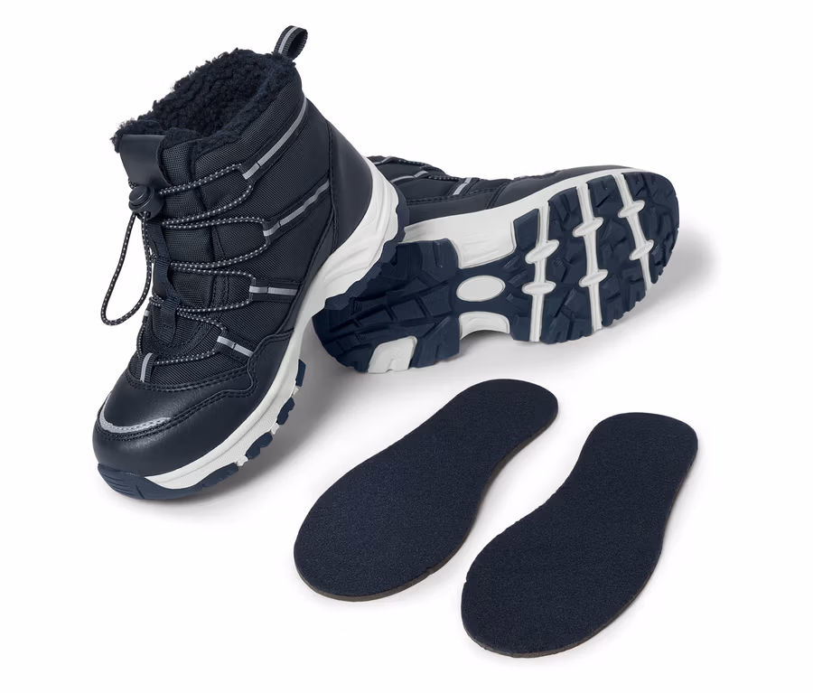 Marineblaue Winterstiefel mit weißer Sohle und zwei marineblaue Schuheinlagen.