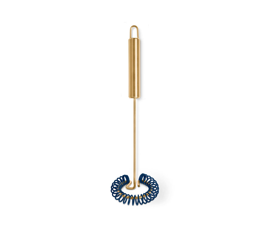 Goldener Profi-Schneebesen mit blauem Spiralende auf weißem Hintergrund.