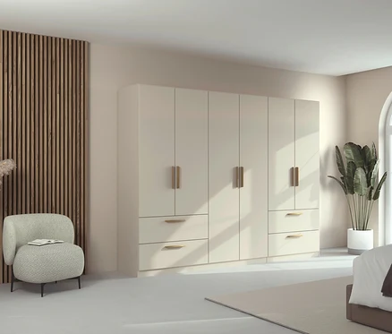 Beige/champagnerfarbener Rauch Drehtürenschrank "Skandi" mit sechs Türen und vier Schubladen im Raum.