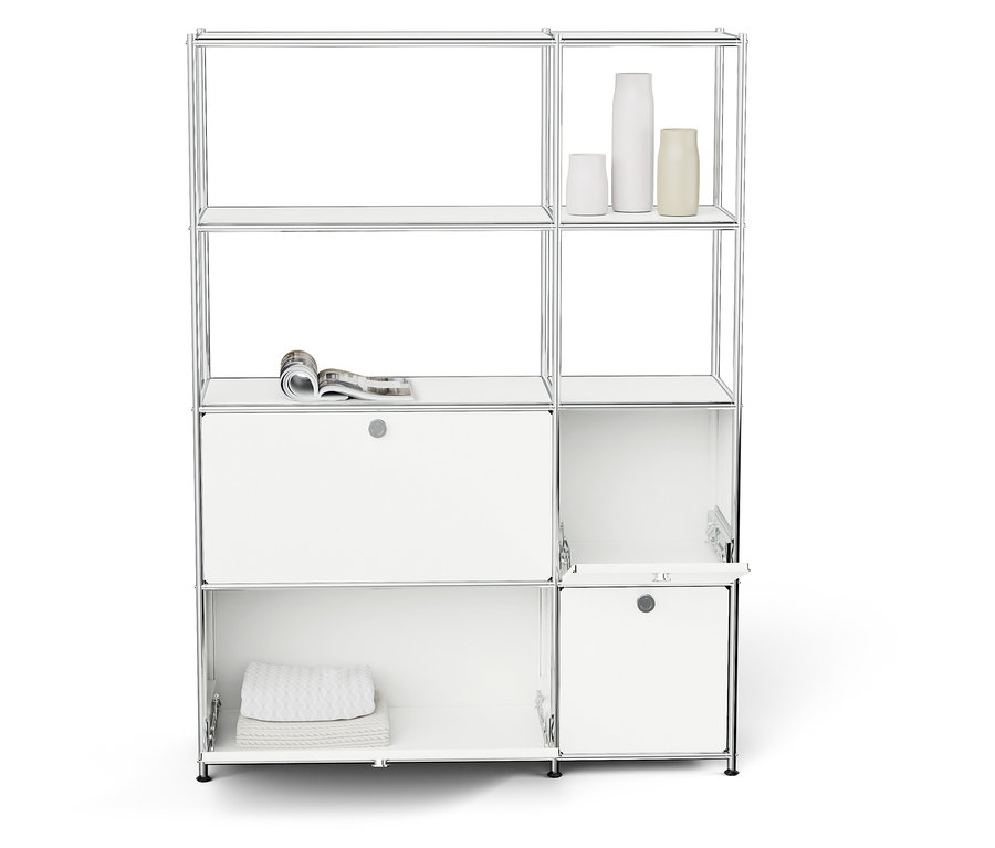 Weißes modulares Regal mit Metallrahmen, auf den Regalen befinden sich Vasen, eine Zeitschrift und Handtücher.