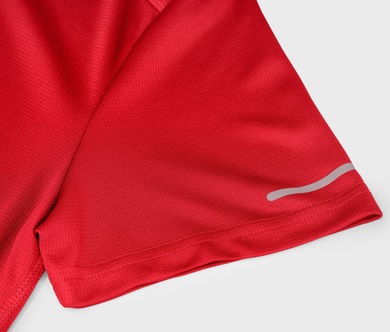 Detailaufnahme eines roten Sport-T-Shirts mit kurzem Ärmel und einem reflektierenden Streifen.